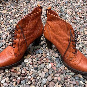 1937 Footwear Women's lace-up brown leather 6.5 booties 3" heel